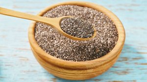 Rica em fibras, ômega 3 e minerais, a chia contribui para o equilíbrio do corpo de forma simples e prática (Imagem: itor | Shutterstock)