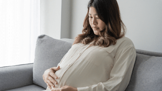O peso de tentar ser uma mãe perfeita pode ir além da culpa e contribuir para a depressão (Imagem: Lee Charlie | Shutterstock)