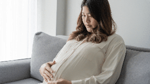 O peso de tentar ser uma mãe perfeita pode ir além da culpa e contribuir para a depressão (Imagem: Lee Charlie | Shutterstock)