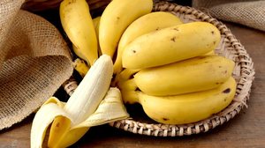 Versátil e nutritiva, a banana é uma grande aliada da saúde, do coração ao cérebro (Imagem: itaci | Shutterstock)