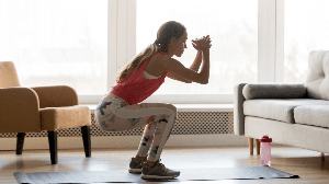 O agachamento é um exercício com benefícios para todo o corpo  (Imagem: fizkes | Shutterstock)