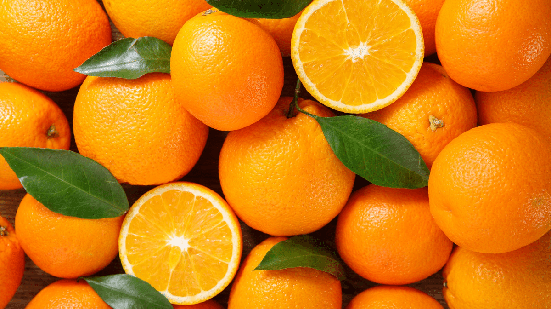 A combinação de laranja e vinagre branco ajuda a remover gordura e a diminuir odores durante a limpeza da casa (Imagem: Nitr | Shutterstock)