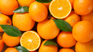 A combinação de laranja e vinagre branco ajuda a remover gordura e a diminuir odores durante a limpeza da casa (Imagem: Nitr | Shutterstock)