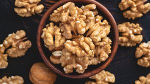 Nutricionalmente ricas, as nozes oferecem ômega 3, fibras, proteínas vegetais, antioxidantes e minerais importantes (Imagem: Vladislav Noseek | Shutterstock)