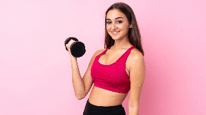 Dominância, histórico de lesões e padrões de movimento são alguns fatores que podem influenciar a diferença de força entre os lados durante os exercícios (Imagem: Luis Molinero | Shutterstock)