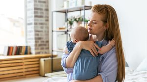 No puerpério, a saúde da mulher está mais vulnerável, exigindo atenção tanto física quanto emocional (Imagem: tartanparty | Shutterstock)