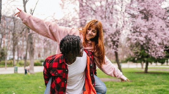 Para alguns signos, o fim de semana poderá ser especialmente interessante no amor (Imagem: koldo_studio | Shutterstock)