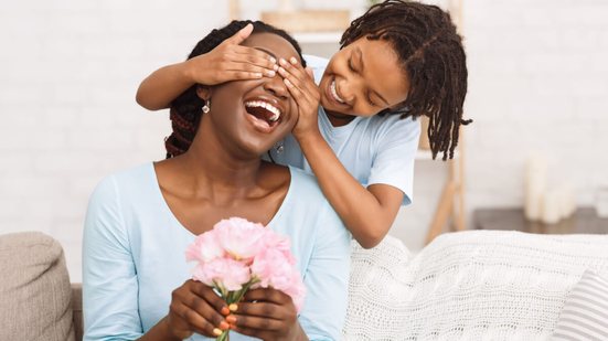 Conhecer as características de cada signo ajuda a entender melhor as preferências e a escolher um presente que combine com cada mãe (Imagem: Prostock-studio | Shutterstock)
