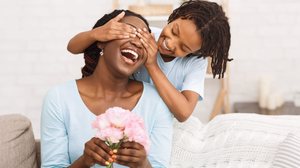 Conhecer as características de cada signo ajuda a entender melhor as preferências e a escolher um presente que combine com cada mãe (Imagem: Prostock-studio | Shutterstock)