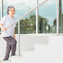 Pequenos cuidados com o corpo e a casa podem fazer diferença na prevenção de quedas (Imagem: buritora | Shutterstock)
