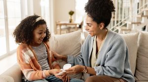 O diálogo aberto e a informação são essenciais para passar pela primeira menstruação com tranquilidade (Imagem: PeopleImages | Shutterstock)