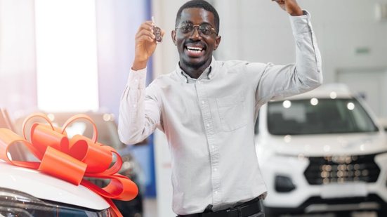 Muito além do transporte, o automóvel é sinônimo de autonomia para quem quer aproveitar a vida com mais praticidade (Imagem: Parilov | Shutterstock)