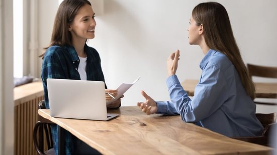 O candidato que busca o primeiro emprego precisa considerar não apenas o currículo, mas também sua conduta durante o processo seletivo (Imagem: fizkes | Shutterstock)