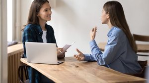 O candidato que busca o primeiro emprego precisa considerar não apenas o currículo, mas também sua conduta durante o processo seletivo (Imagem: fizkes | Shutterstock)