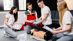 Saber como agir em situações de emergência contribui para salvar vidas, minimizar sequelas e evitar agravamentos antes do socorro especializado (Imagem: Karkhut | Shutterstock)