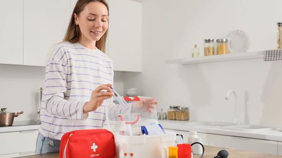 Estar preparado em casa traz mais tranquilidade diante de emergências (Imagem: Pixel-Shot | Shutterstock)