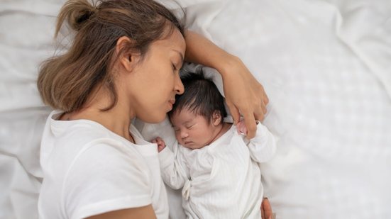 A falta de um sono de qualidade compromete a saúde mental, emocional e física das mulheres, especialmente durante a gestação e nos primeiros anos de maternidade (Imagem: narikan | Shutterstock)