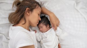 A falta de um sono de qualidade compromete a saúde mental, emocional e física das mulheres, especialmente durante a gestação e nos primeiros anos de maternidade (Imagem: narikan | Shutterstock)