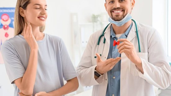 A análise clínica individualizada é essencial para um diagnóstico preciso e um tratamento adequado de problemas na tireoide (Imagem: Pixel-Shot | Shutterstock)