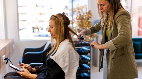 Procedimentos capilares exigem avaliação e manutenção para garantir resultados seguros (Imagem: iker.jordi | Shutterstock)