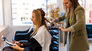 Procedimentos capilares exigem avaliação e manutenção para garantir resultados seguros (Imagem: iker.jordi | Shutterstock)