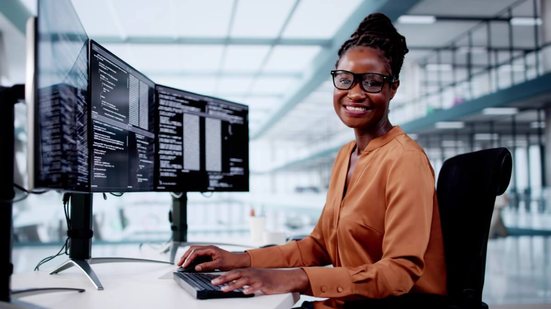 O avanço tecnológico vem impulsionando o mercado de trabalho a uma das transformações mais intensas de sua história (Imagem: Andrey_Popov | Shutterstock)