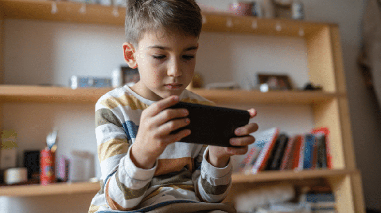 Privacidade e segurança no ambiente digital ganham ainda mais importância quando envolvem crianças e adolescentes (Imagem: Miljan Zivkovic  | Shutterstock)