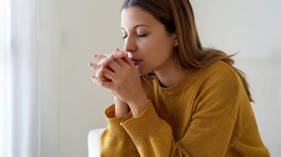 As orações podem ajudar a trazer conforto e fortalecer a confiança (Imagem: Zigres | Shutterstock)