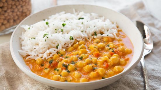 Curry de grão-de-bico com arroz basmati (Imagem: asife | Shutterstock)