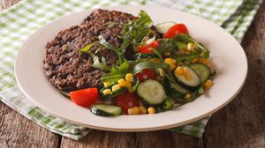 Hambúrguer de feijão-preto (Imagem: Sergii Koval | Shutterstock)