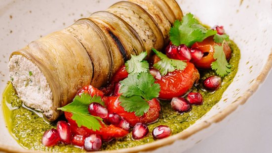 Enroladinho de berinjela com tofu e molho de manjericão (Imagem: AntAlexStudio | Shutterstock)