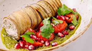 Enroladinho de berinjela com tofu e molho de manjericão (Imagem: AntAlexStudio | Shutterstock)
