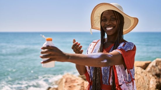 O cuidado com a pele deve ser redobrado no verão (Imagem: Krakenimages.com | Shutterstock)