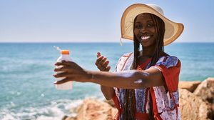 O cuidado com a pele deve ser redobrado no verão (Imagem: Krakenimages.com | Shutterstock)