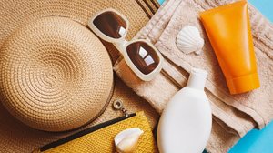 Esses itens garantem proteção solar e evitam riscos à saúde durante o verão (Imagem: learesphoto | Shutterstock)