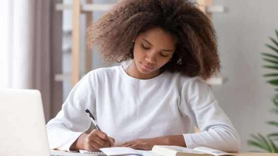 As 10 classes gramaticais são divididas em variáveis e invariáveis (Imagem: Fizkes | Shutterstock)