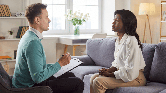 Psicólogo e psiquiatra atuam na saúde mental, mas têm formações e funções diferentes (Imagem: Studio Romantic | Shutterstock)