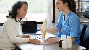 Estudo aponta associação entre fatores de estilo de vida e o diagnóstico de osteoporose (Imagem: Jirapong Manustrong | Shutterstock)