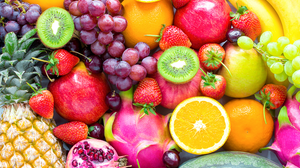 As frutas típicas da primavera oferecem nutrientes importantes para o organismo (Imagem: CHALERMCHAI99 | Shutterstock)