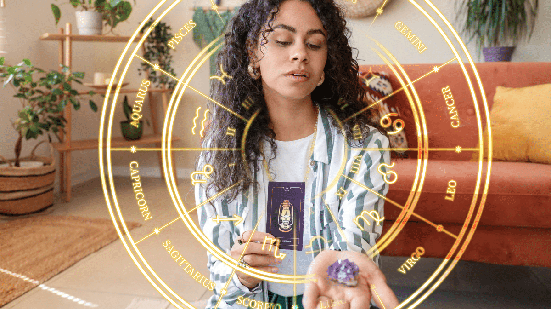 Do interesse pelo tarot à busca por respostas sobre a existência, cada um manifesta esse lado de uma maneira diferente (Imagem: Pixel-Shot | Shutterstock)