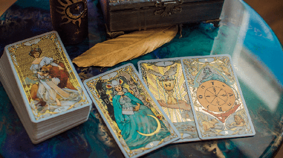Cada signo do zodíaco possui uma representação simbólica no tarot (Imagem: T.Den_Team | Shutterstock)