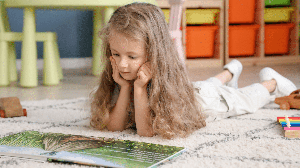 O contato com os livros desde cedo favorece o desenvolvimento da leitura (Imagem: Pixel-Shot | Shutterstock)