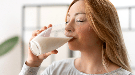 O consumo de leite pode ser adaptado à rotina e às preferências alimentares de cada pessoa (Imagem: izzet ugutmen | Shutterstock)