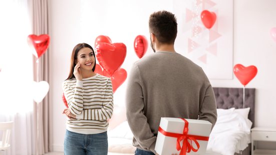 Entender os traços de personalidade e as características de cada signo ajuda na escolha do mimo ideal (Imagem: jusagephoto | Shutterstock)