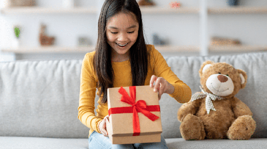 É possível escolher o presente da criança com base nas características do signo dela (Imagem: Prostock-studio | Shutterstock)