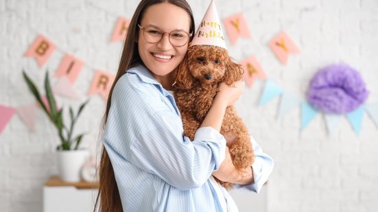 Dos que abraçam, conversam e comemoram aniversários aos que prezam limites e constância, os estilos de tutores são diversos (Imagem: Pixel-Shot | Shutterstock)