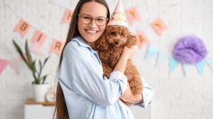 Dos que abraçam, conversam e comemoram aniversários aos que prezam limites e constância, os estilos de tutores são diversos (Imagem: Pixel-Shot | Shutterstock)