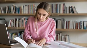 Ajustar a organização diária de forma estratégica é essencial para que o estudante reencontre o ritmo e desenvolva métodos de aprendizagem mais eficazes (Imagem: fizkes | Shutterstock)
