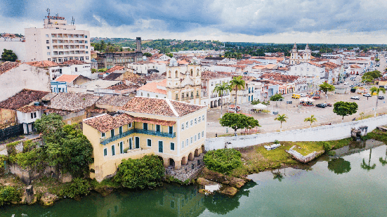 Há destinos incríveis para conhecer no Brasil durante a primavera (Imagem: Viagens e Caminhos | Shutterstock)