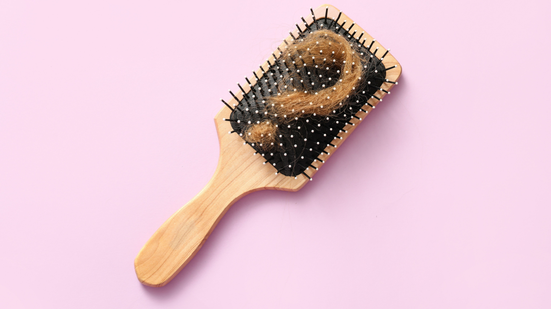 Aumento significativo da queda de cabelo pode indicar que algo não vai bem e merece avaliação médica (Imagem: Pixel-Shot | Shutterstock)